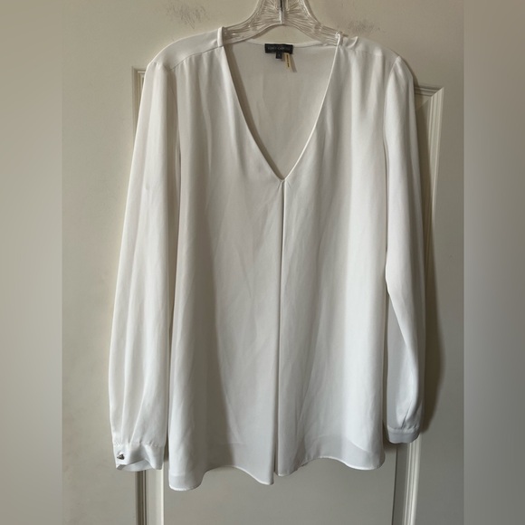 Vince Camuto Tops - Vince Camuto Elegant White V-Neck Flowy Blouse Women’s Size Small Oversized